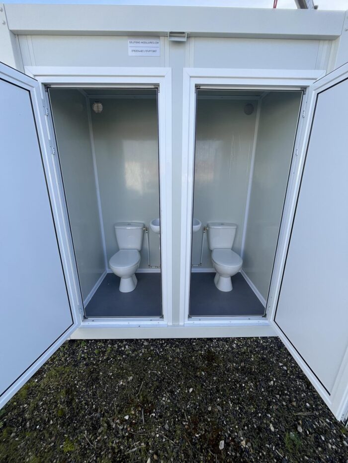 4-1-1-700x933-1.jpg Module Sanitaire WC Double – 2 Toilettes dans un Module Compact – Image 1