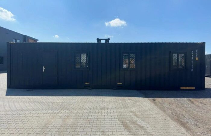 a1ef6f_8c3e9e9cee7249b5a7fb6725b40769ac7Emv2-700x451-1.jpg Maison Container 40 HC Black Edition Logement 12m avec Cuisine et Salle de Bain – Image 1